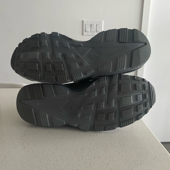 Nike Huarache Sneaker - Picture 3 of 4